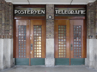 907490 Gezicht op de ingang van het voormalige Hoofdpostkantoor (Neude 11) te Utrecht, met boven de deuren de teksten ...